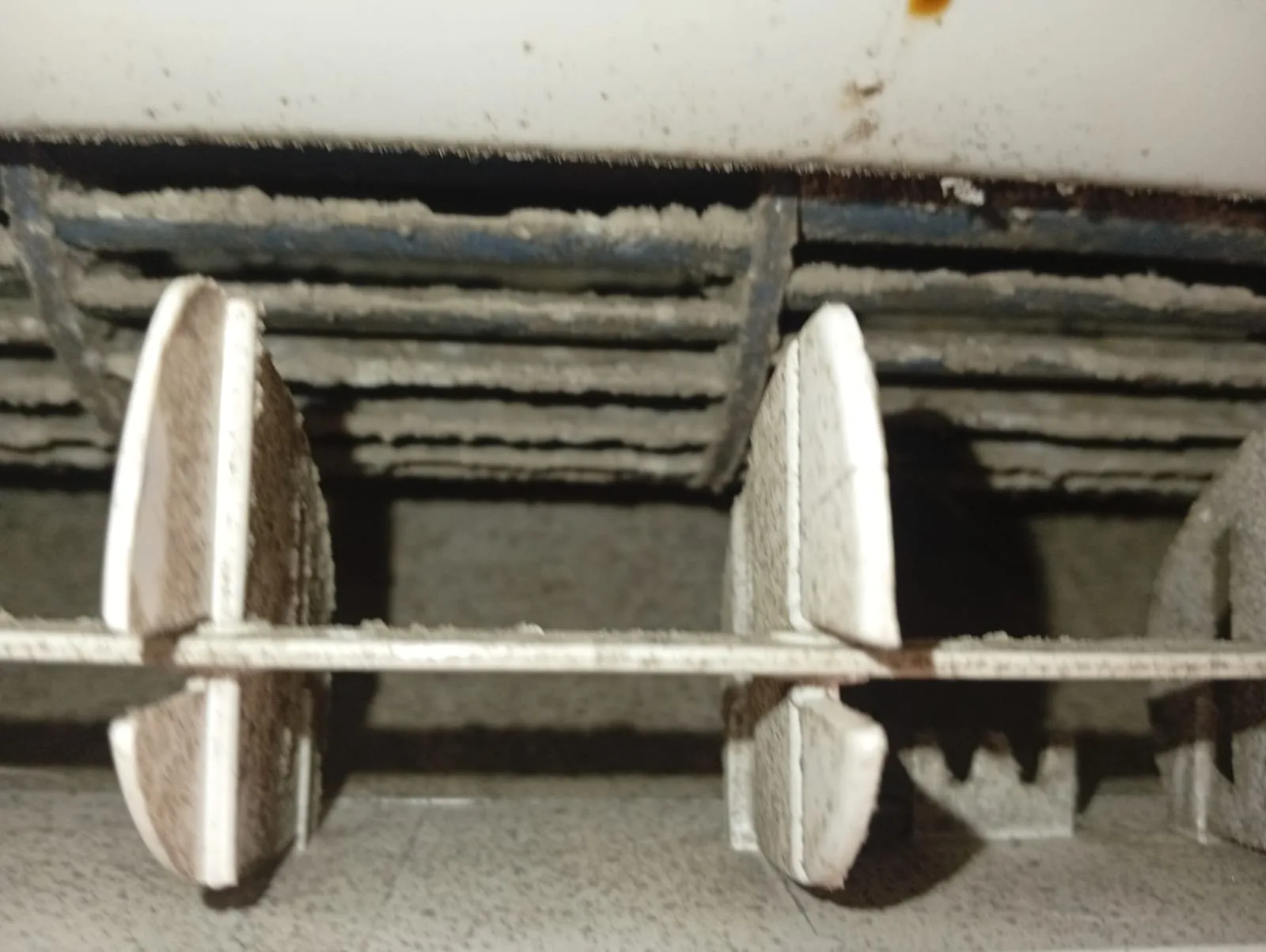 Turbina de aire acondicionado con acumulación de suciedad antes de la mantención